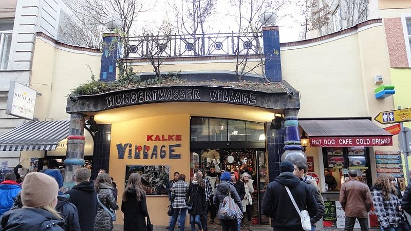 DSC01069 01.JPG - A Hundertwasser Village bejárata